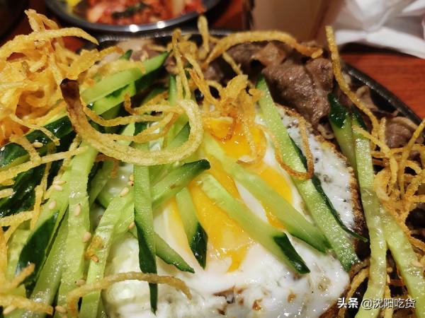 西塔小衚衕裡的炒碼面，面基本被鮑魚八爪魚大蝦蓋住了