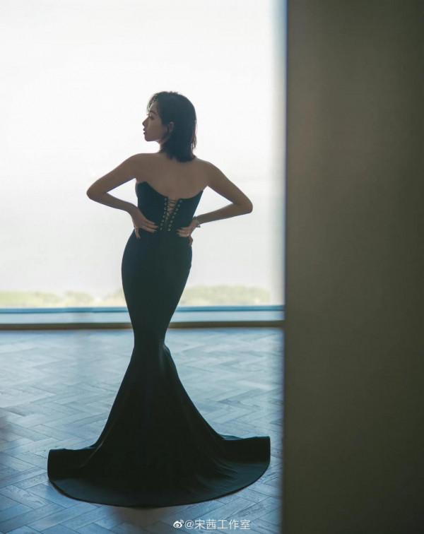 芭莎慈善夜各路女明星比美，楊冪Angelababy宋茜你更喜歡誰