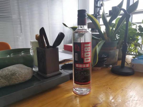 貨架上3種“光瓶白酒”,看著不上檔次,卻都是真正的純糧酒 貨架上3種“光瓶白酒”,看著不上檔次,卻都是真正的純糧酒