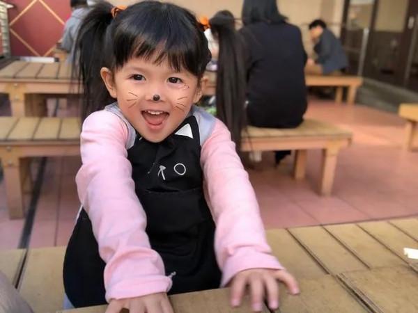 日本“紙箱寶寶”長大了！看過她爸媽的照片後，我酸了