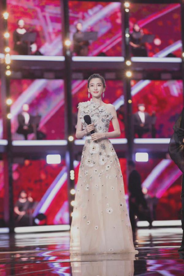 baby終於美回巔峰！穿雕花裙徹底大逆襲，行走顏霸終於坐不住了