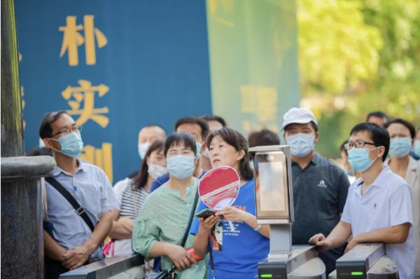 現場直擊！華中師範大學開學了，5000餘名新生報到，黨委書記幫忙搬行李！