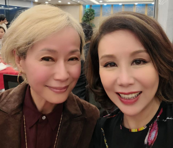 一眾老戲骨聚會!55歲關秀媚仍貌美,與小7歲男星相戀15年不結婚 一眾老戲骨聚會!55歲關秀媚仍貌美,與小7歲男星相戀15年不結婚