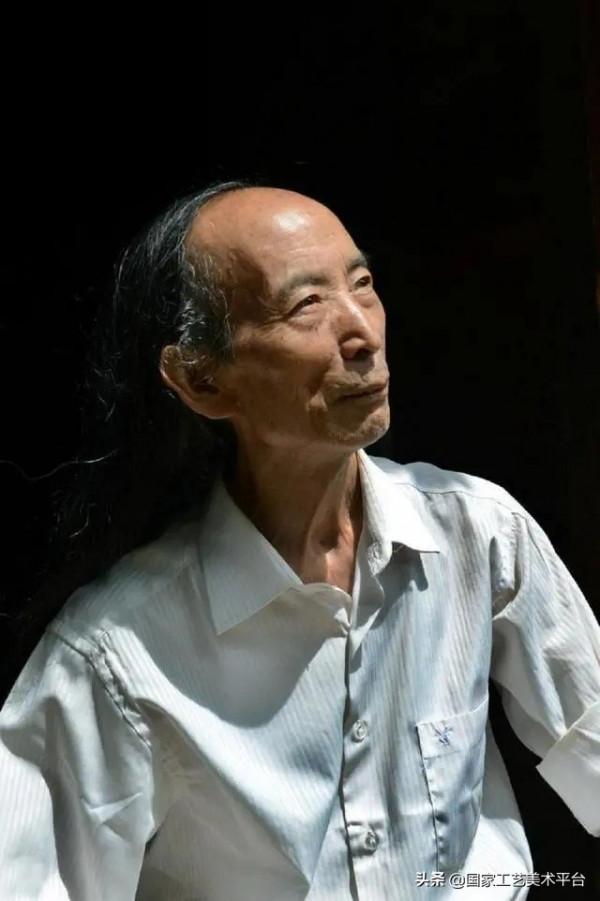 高薪男子隱居山林20年，親手復原了心馳神往的“夜郎國”建築原貌