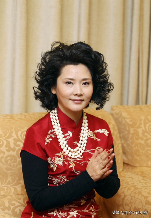 何賽飛的髮型讓我明白了：中年女人放棄黑長直選這些髮型更洋氣