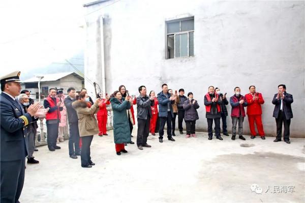 快瞧！那名勇救落水女子的海軍戰士立功返鄉了