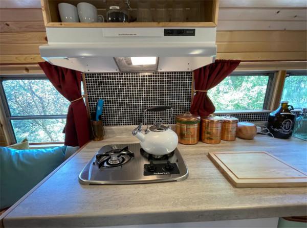 她買下1969年報廢校車，將車殼變成13㎡鄉下蝸居，網友：是真的服