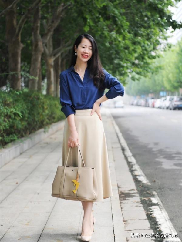 “長裙+短靴”=早秋最美穿搭！遮肉顯高還時髦，日常通勤都適合