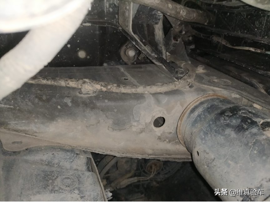 12年的日產天籟大沙發,5W就能帶回家?檢測師:車況實屬拉胯 12年的日產天籟大沙發,5W就能帶回家?檢測師:車況實屬拉胯