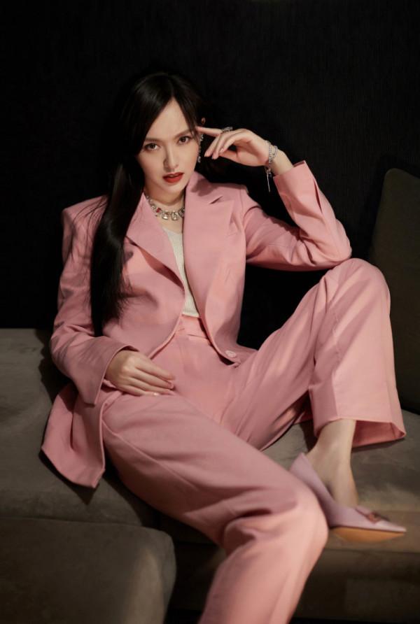 唐嫣看秀造型徹底封神!穿粉西裝盡顯央視範,塗烈焰紅唇才真開掛 唐嫣看秀造型徹底封神!穿粉西裝盡顯央視範,塗烈焰紅唇才真開掛