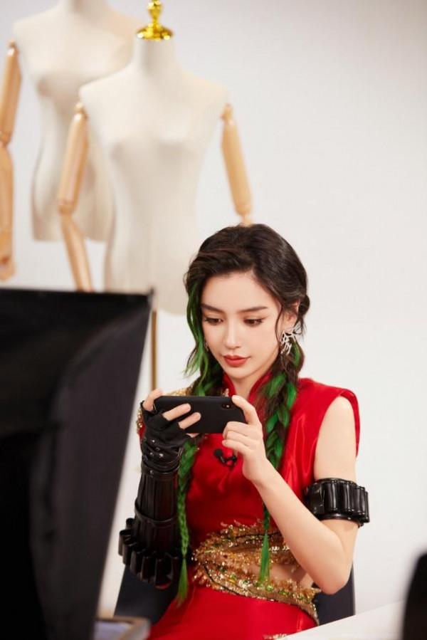 楊穎離婚後首個大片，徹底放開秀身材，換髮色重回少女時代