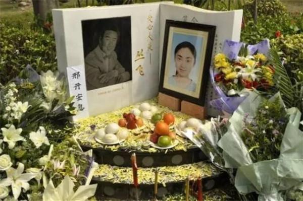 “深圳玫瑰”邢丹葬禮：與老公叢飛合葬，五歲女兒痛哭，千人送別
