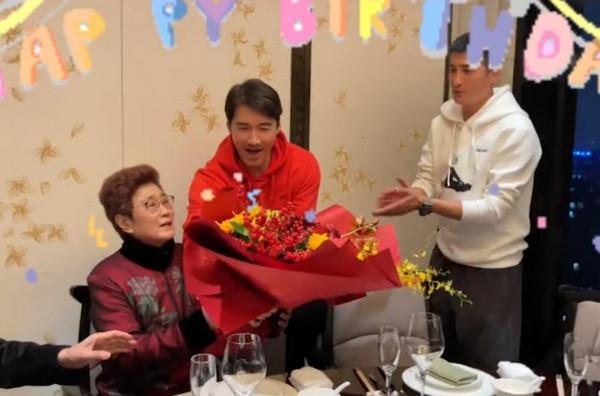 胡兵給媽媽過80大壽，哥哥胡東罕見現身，一改出獄時的頹廢模樣