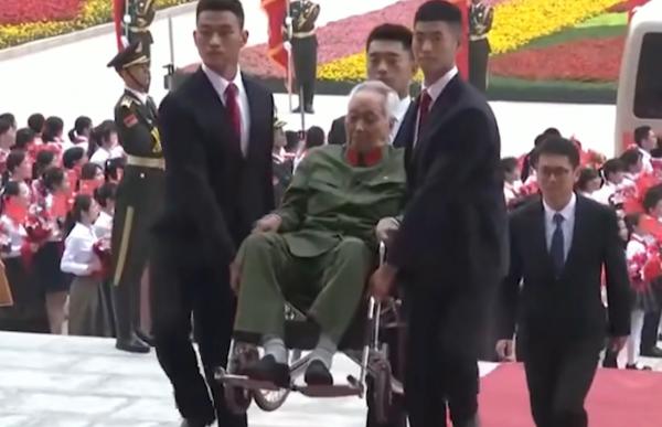 一戰殲敵1000人，中央下令抬進人民大會堂，這位101歲老人做了啥