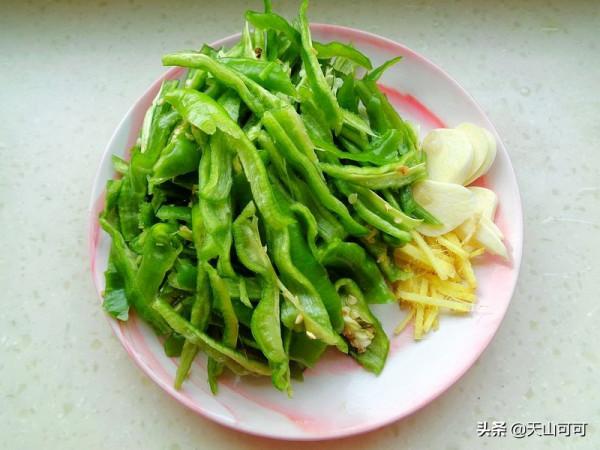 我家隔三差五吃的下飯菜，幾分鐘炒一盤，群友卻說：土豪沒法比