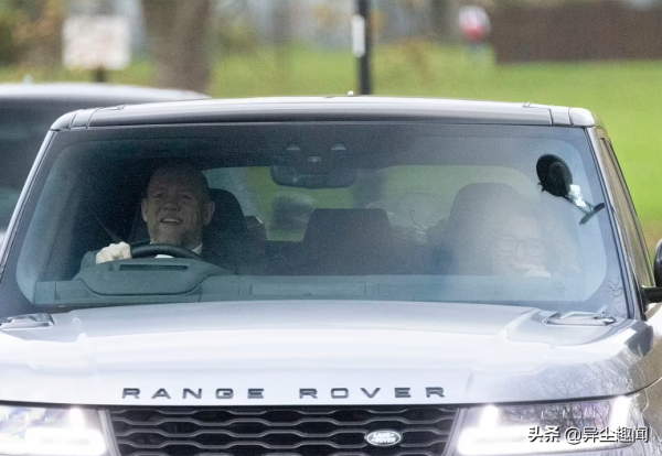 95歲的英國女王參加了她的兩個曾孫的洗禮，哈里王子前女友也來了