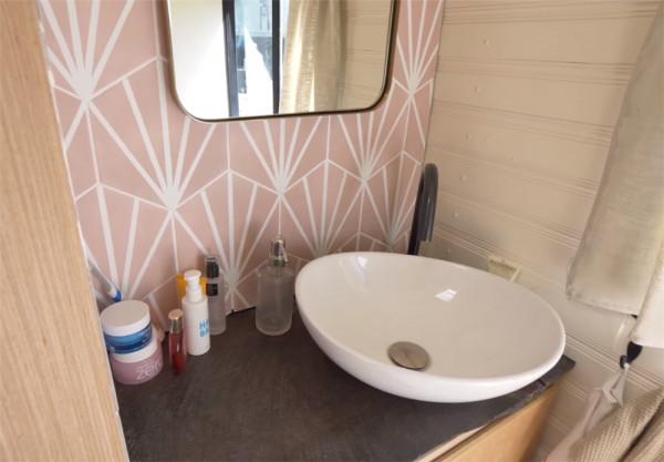 一家四口低價買2001年廢舊大巴，將22㎡空間變成蝸居，生活太幸福