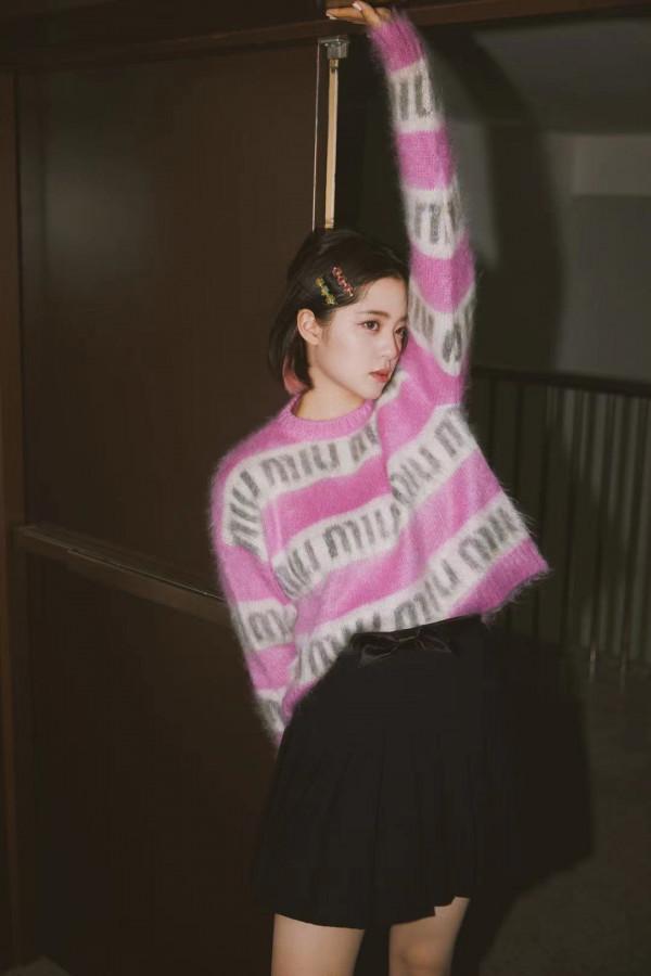 歐陽娜娜的穿搭，剛好適合初秋凹造型，粉紅少女系很好看