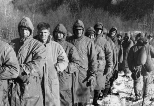 土軍和美軍戰俘因一塊豬肉打架，英軍戰俘隔岸觀火，拍手叫好