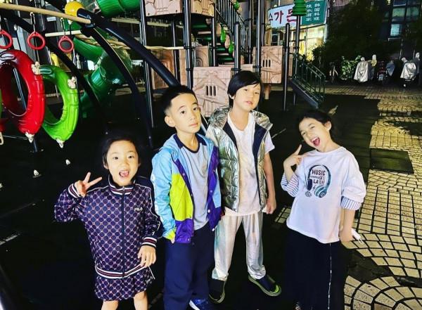 劉畊宏曬爸爸5聚會照,春哥一手抱Jasper一手抱小泡芙,笑容滿足 劉畊宏曬爸爸5聚會照,春哥一手抱Jasper一手抱小泡芙,笑容滿足