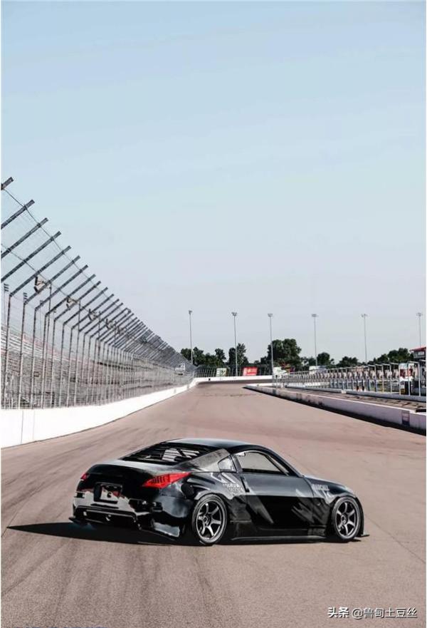 「轂銳馳」有趣的人改裝了一臺V8引擎的日產350Z