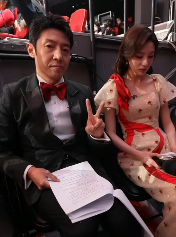 央視曬元宵晚會後臺，尼格買提李思思忙合影，任魯豫撒貝南在背詞