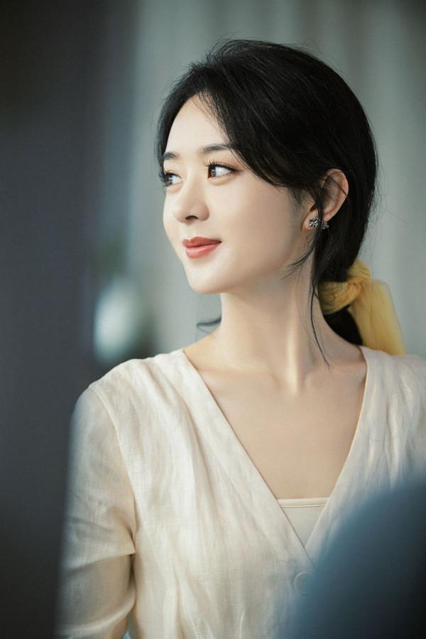 趙麗穎中秋桂花香寫真曝光 素色長裙搭低馬尾溫婉清麗 趙麗穎中秋桂花香寫真曝光 素色長裙搭低馬尾溫婉清麗