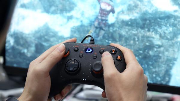 達爾優H101有線遊戲手柄簡評：平價好用顏值高