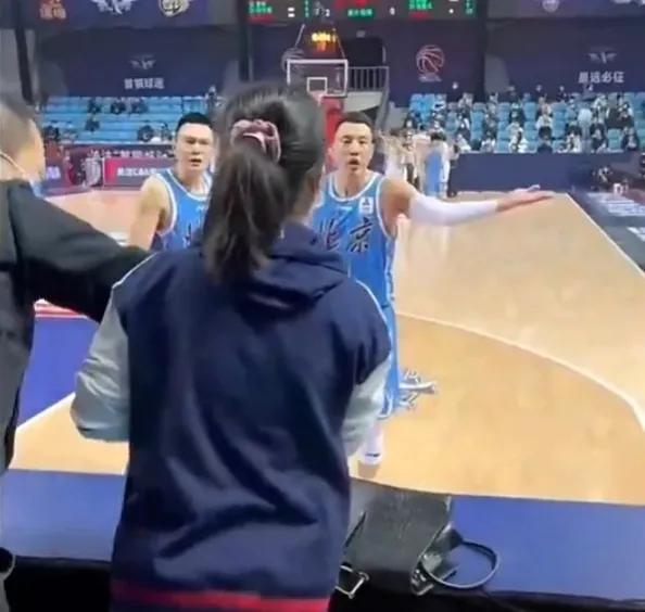 單節3個違體,球員與場邊記者對罵!北京隊領銜,CBA最球隊盤點 單節3個違體,球員與場邊記者對罵!北京隊領銜,CBA最球隊盤點