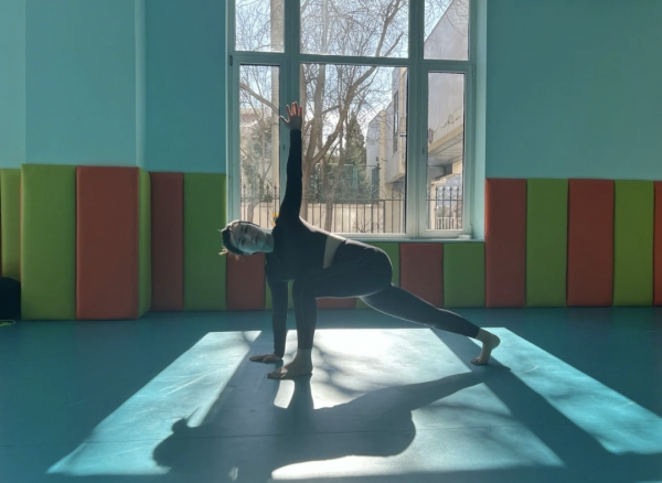 朱珠春節曬瑜伽照，假裝在海邊姿態婀娜，女兒在一旁練抬頭萌態足