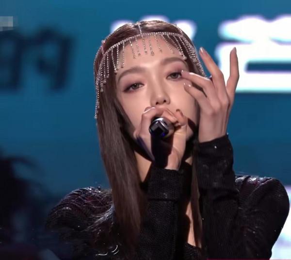 6臺春晚群芳爭豔：唐嫣劉海翻車，張雨綺鑽飾搶鏡，AB像大頭娃娃