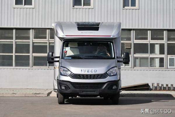 這臺房車有5種充電方式，車內電器語音控制，衛生間也是乾溼分離