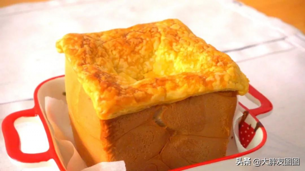 天冷了，煮個酥皮面包湯喝，喝完湯，吃浸滿奶油湯汁的麵包，滿足