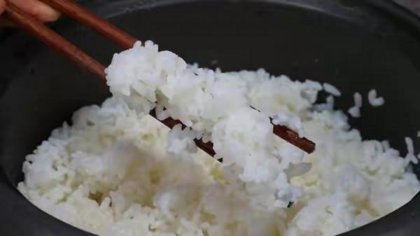 蒸米飯，直接加水蒸就錯啦，教你3個小訣竅，米飯粒粒分明不粘鍋