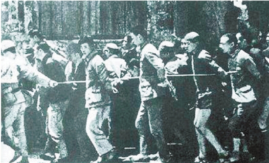 1945年，八路軍和國民黨官兵在日本暴動，上山打游擊驚動鈴木首相