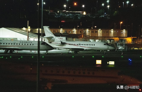 動不動就坐飛機的，也配來談環保？嗯，他們坐400架飛機趕來了