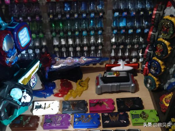 假面騎士粉絲炫耀模型櫃,數量超過1000!網友:說個價格讓我死心 假面騎士粉絲炫耀模型櫃,數量超過1000!網友:說個價格讓我死心