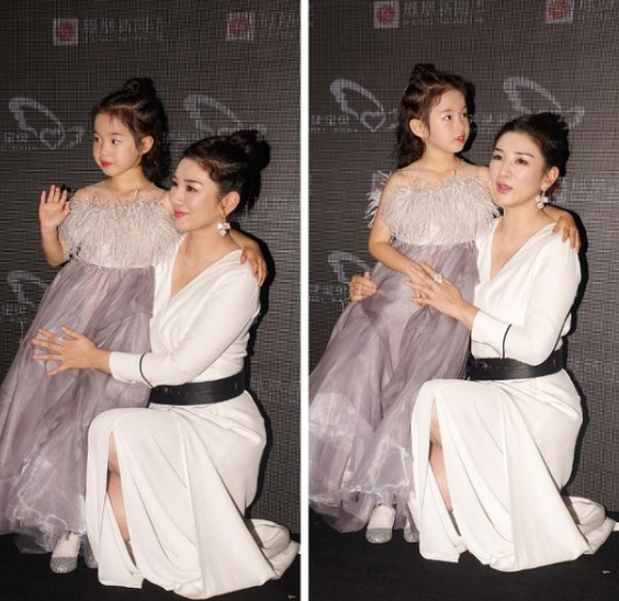 黃奕跟女兒小芊玲同臺，穿母女裝宛如小公主，遺傳了媽媽的高顏值
