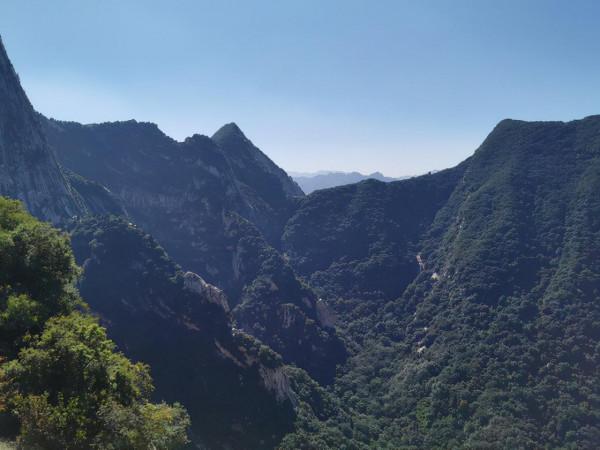 仙掌崖在華 山東 峰 仙掌崖在華 山東 峰