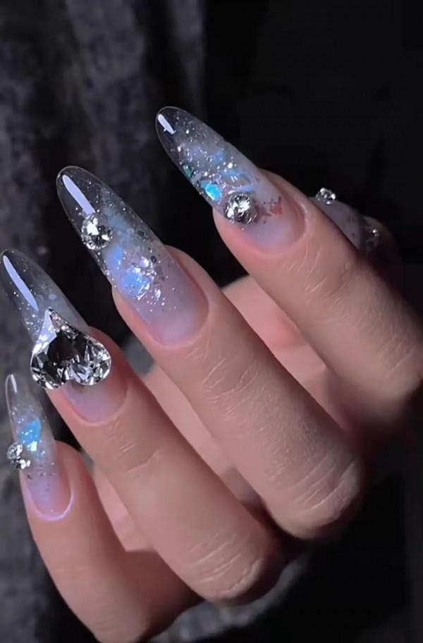 冬季女神款美甲,立體鑽球,帶上你的小姐妹一期約起來吧 冬季女神款美甲,立體鑽球,帶上你的小姐妹一期約起來吧