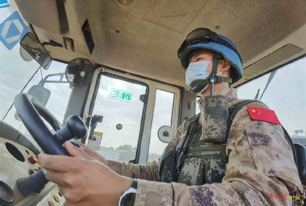 我第九批赴馬裡維和工兵分隊完成加奧超營主幹道修整任務