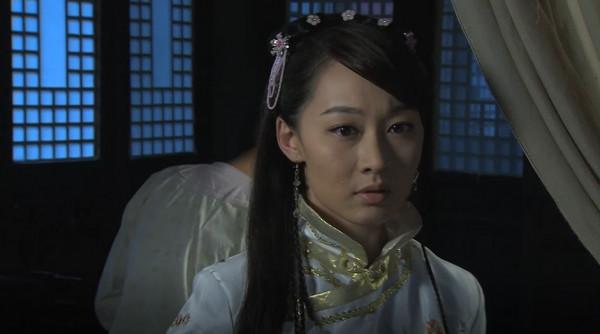 大家閨秀剛被選上皇妃，大清朝就亡了，最後被軍閥搶走，國產片