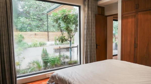 住在上海鬧市400平的房子裡，花開不敗，開窗見池塘，太羨慕了