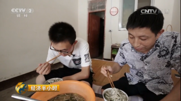 母親離家，父親癱瘓，瘦弱少年扛起一個家，歷經坎坷終圓夢清華