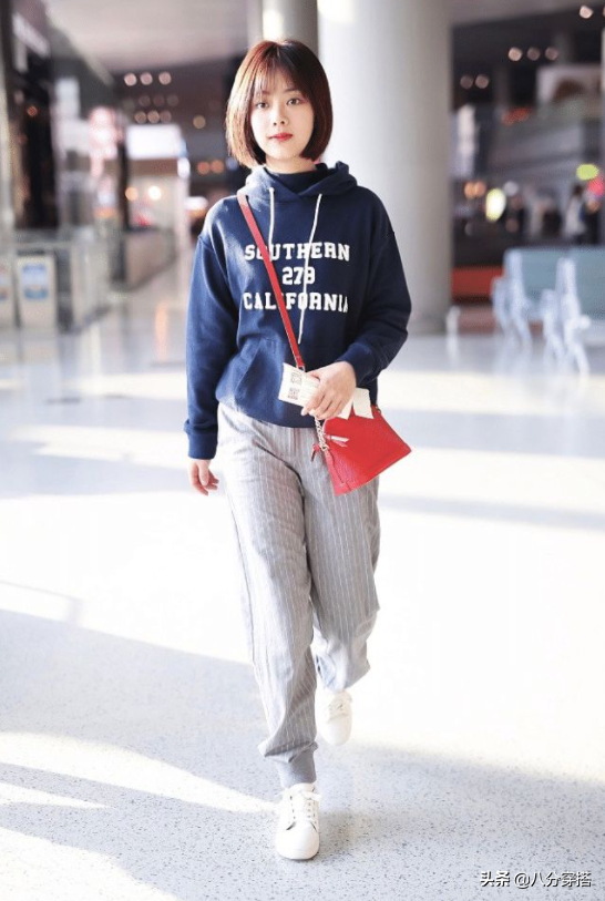 譚松韻才是小個子穿衣模板，藍色衛衣搭配運動褲，保暖舒適又時髦