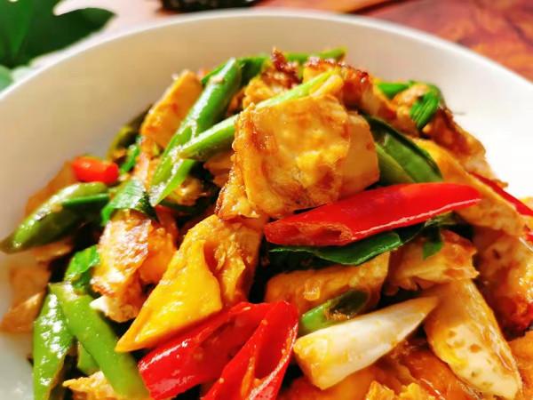 冬季我家愛吃這湖南小炒，5個雞蛋1把蒜苗，做少了不夠吃，超下飯