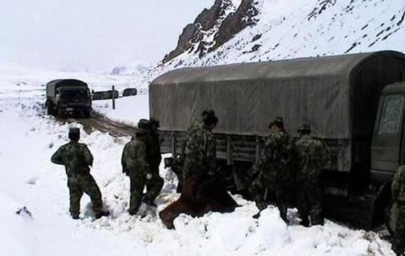 那個胸前掛滿軍功章,長跪亡妻墳前的解放軍戰士,他現在還好嗎? 那個胸前掛滿軍功章,長跪亡妻墳前的解放軍戰士,他現在還好嗎?