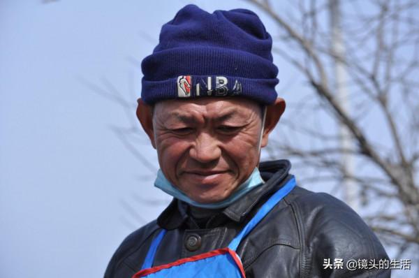 大叔集市上賣香貨，陌生護衛犬逢集便到，大叔：看攤兒捉賊好幫手