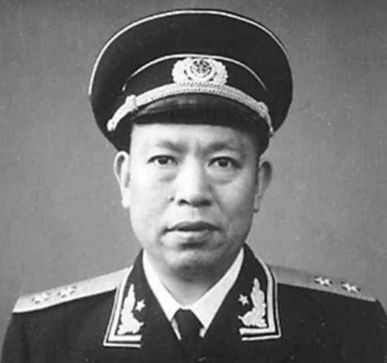 他是原浙江軍區副政委,55年授中將銜,兒子56歲出任海軍副司令 他是原浙江軍區副政委,55年授中將銜,兒子56歲出任海軍副司令