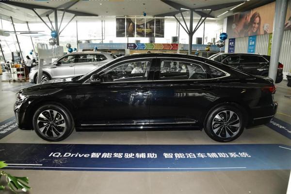 全新帕薩特也變年輕了，&OpenCurlyDoubleQuote;星空&rdquo;前臉，2&period;0T&plus;7DCT，17&period;99萬起售